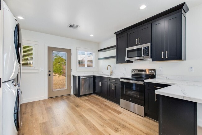 Building Photo - 1329 Unit 1329 Casita