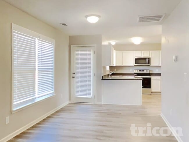 Photo - 303 Collingwood Ln