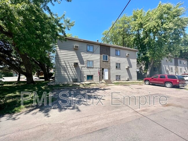 Building Photo - 120 S Garfield Ave Unit 24