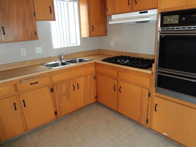 Photo - 2013 Thomas Ave