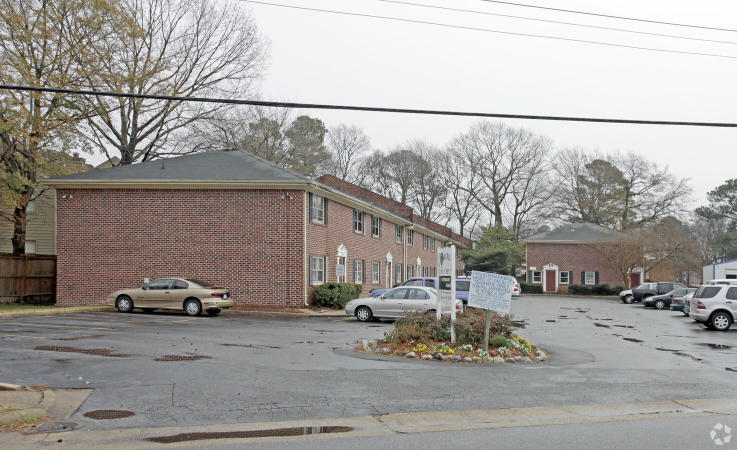 Oakcrest Apartments - Oakcrest Apartments