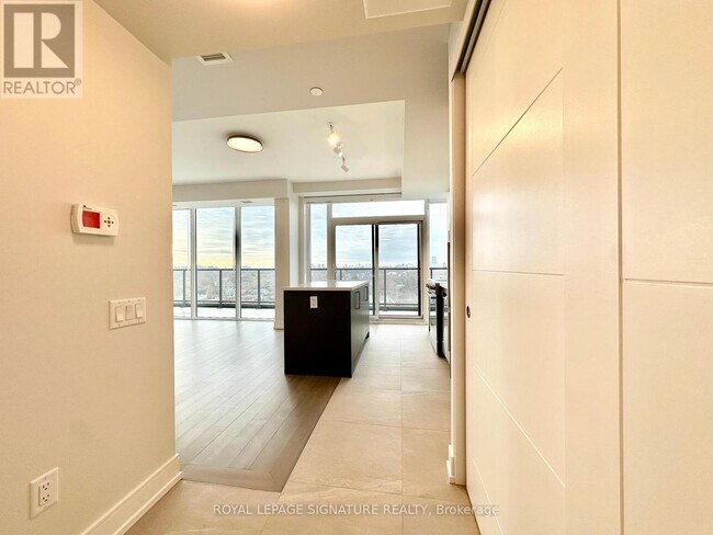 Photo - 664 Spadina Ave. Unit 901