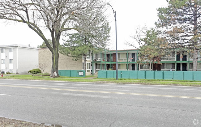 Pinecrest Apartments - Pinecrest Apartments