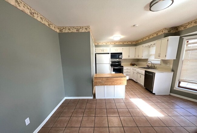 Photo - SEE IT NOW: Bright & Spacious Living in the Heart of North Kansas City!