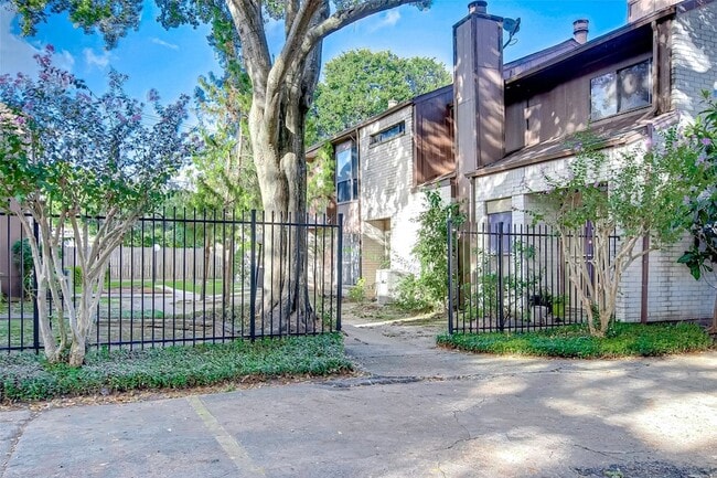 Building Photo - 8312 Augustine Dr Unit D