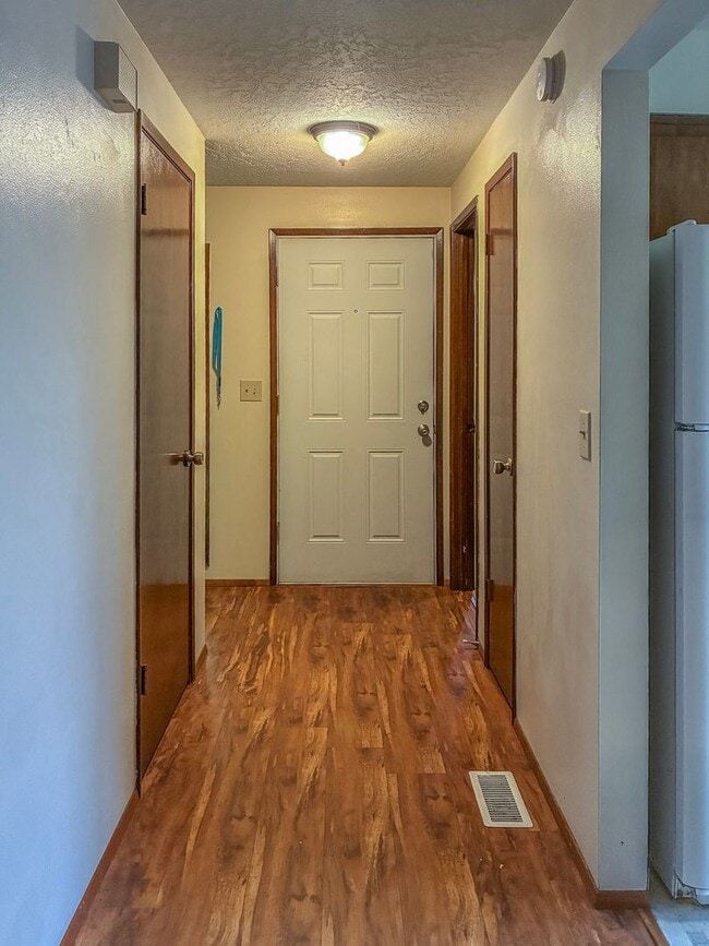 Photo - Hillsboro Duplex- 2 Bedroom 1 bathroom with fenced in yard available !