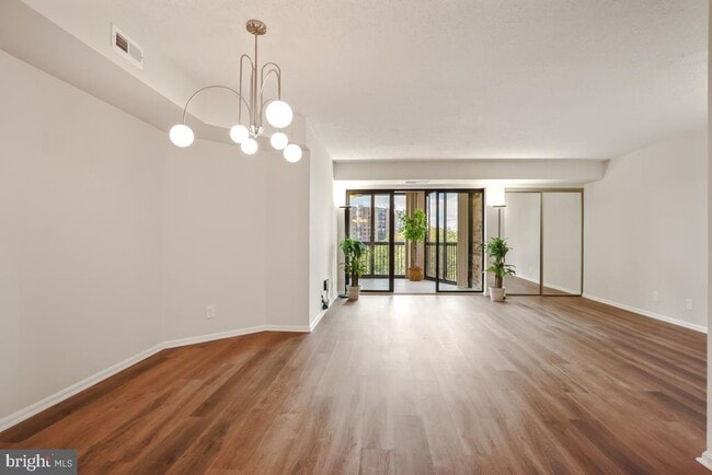 Building Photo - 5904 Mt Eagle Dr Unit 1109 Rental