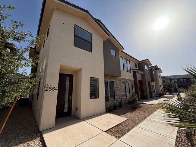 Building Photo - DARLING TOWNHOME FOR RENT!