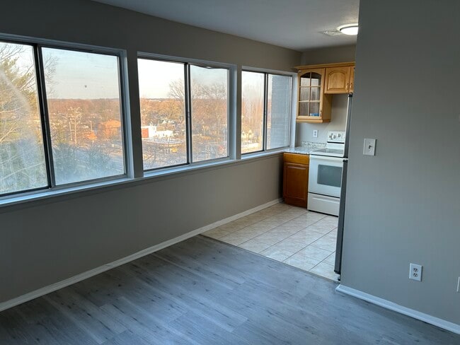 Building Photo - 6640 Pearl Rd Unit 6640 Pearl Rd  703, Parma Heights