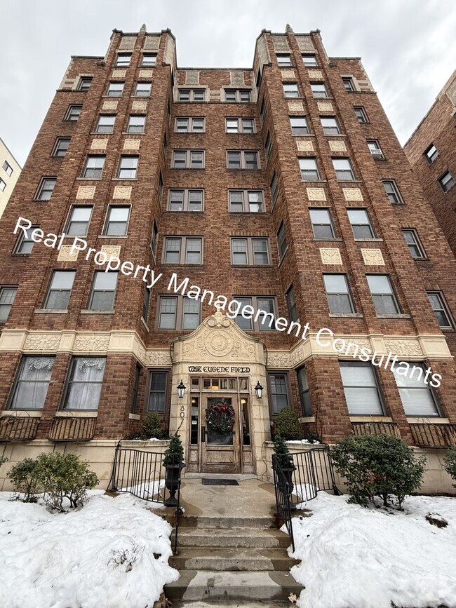 Building Photo - Prime Plaza Location 2 bed 2 bath in Eugen... Unit 702 Rental