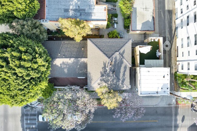 Burton Way Luxury Investments LLC-334 La Peer - Burton Way Luxury Investments LLC-334 La Peer Apartment Unit B