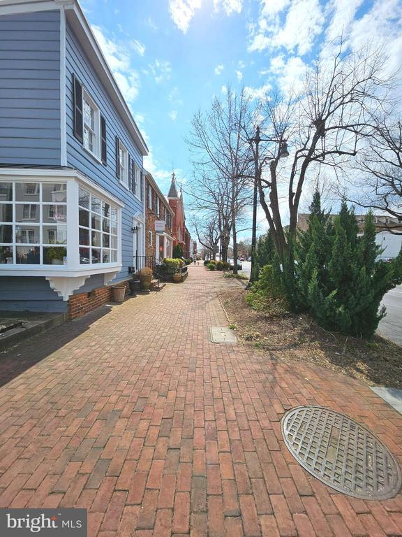 Building Photo - 600 S Washington St