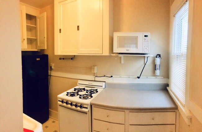 Building Photo - 1207 E 9th St Unit Apt 1