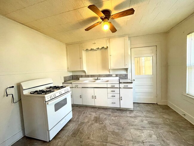 Photo - 714 6th Ave NW