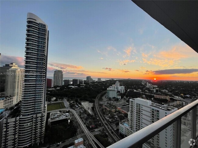 Building Photo - 79 SW 12th St Unit 3504-S Rental
