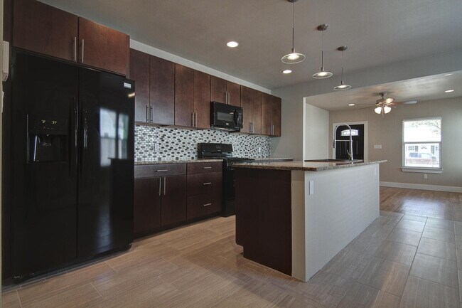 Photo - UT PRE-LEASE: 2013 Completely Remodeled 6 ...