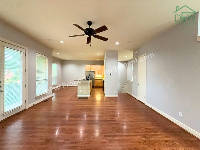 Photo - Elegant and Spacious 2-Bedroom Townhome with Rooftop View in Dallas Unidad E