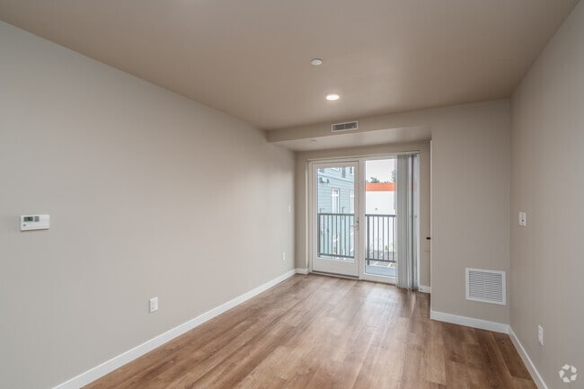2BR, 2BA - 867SF - Living Room