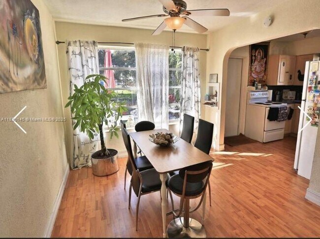 Photo - 2830 Monroe St