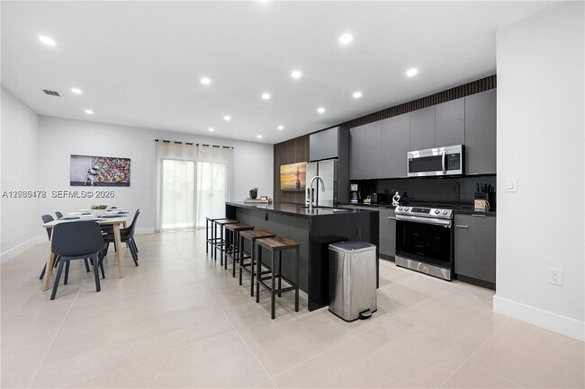 Photo - 1121 NW 25th St