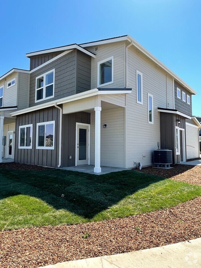 Building Photo - Newer 2-bedroom Townhome
