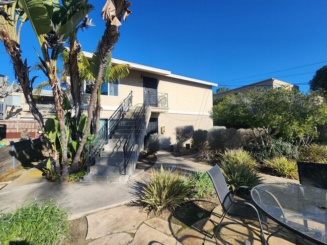 Building Photo - Spacious 2BR Duplex For Rent with a private patio/yard. Close to Sail Bay