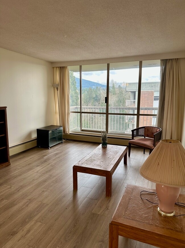 Building Photo - 2016 Fullerton Av Unit 1304