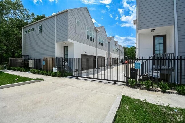 Building Photo - 6013 Cypress St Rental