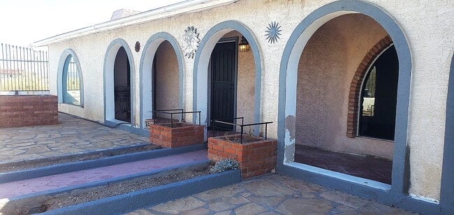 Building Photo - 1040 N Lyons Ave