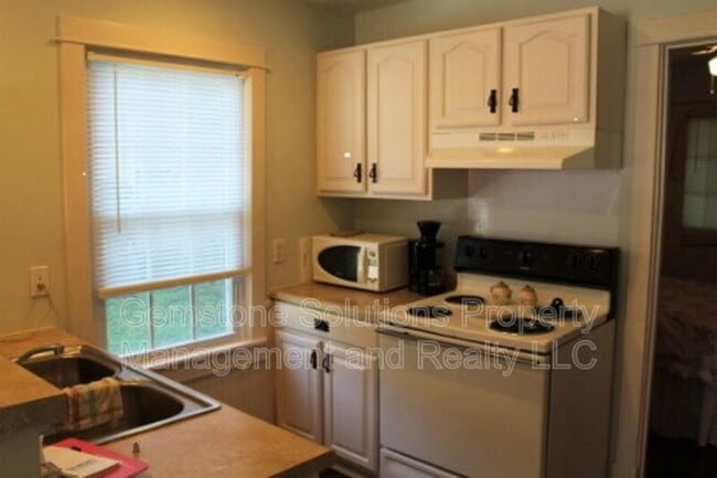 Photo - 335 Granbury St