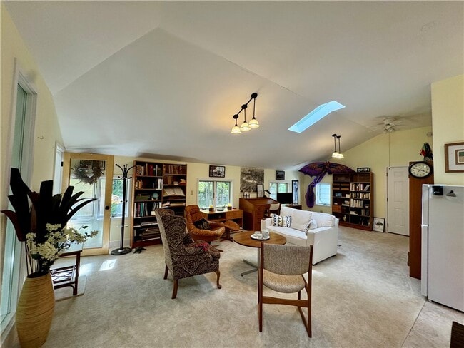 Photo - 333 Colebrook Dr