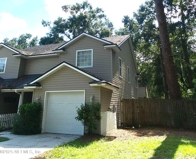 Building Photo - 86069 Pineview Dr