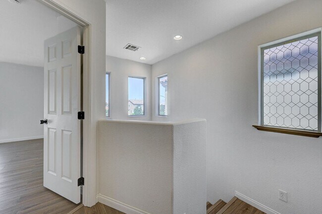 Photo - Stylish Tri-Level Home/Tandem Garage in Henderson