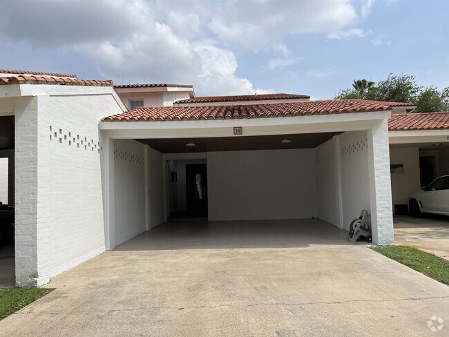 Building Photo - 1800 Country Club Dr Unit 14 Rental