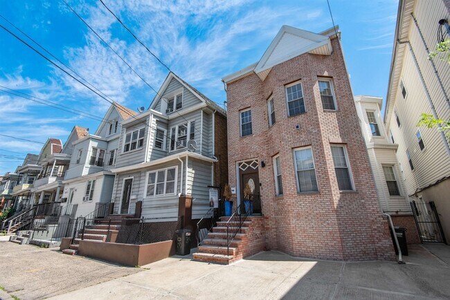 28 Armstrong Ave