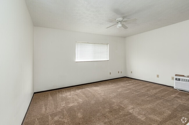 1BR, 1BA - 672SF - Bedroom
