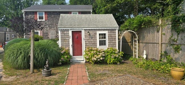 Building Photo - Cottage style studio Unit 16 Rental