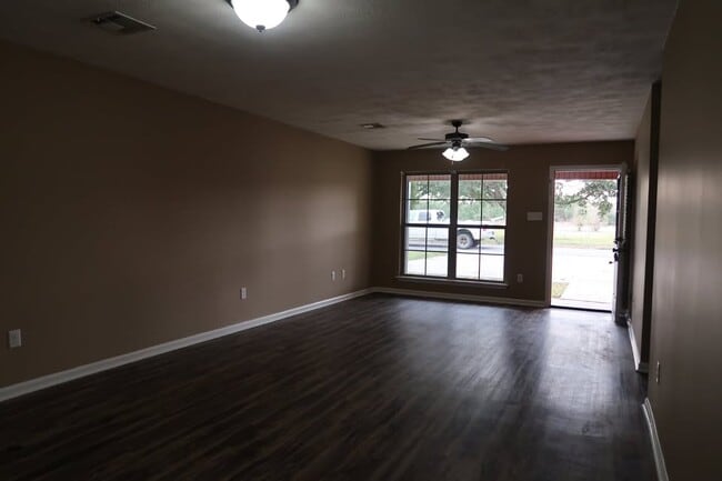 Photo - 715 Topsy Rd