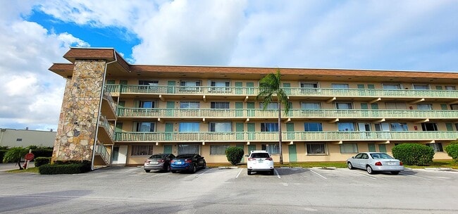 Building Photo - 300 Village Green Cir S Unit 203