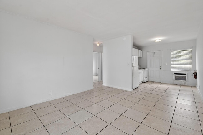 Photo - 1172 W 34th St Unidad 2