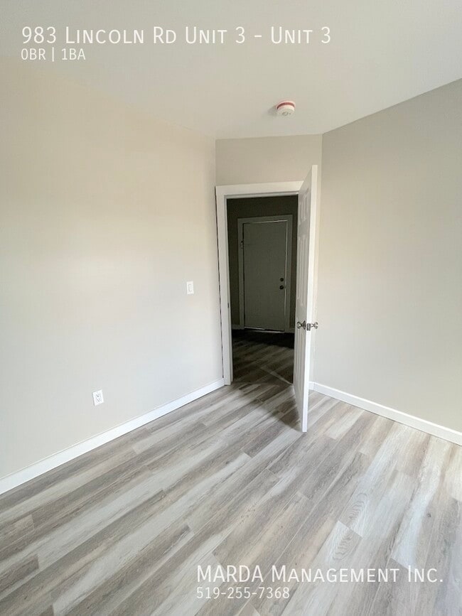 Photo - BEAUTIFULLY RENOVATED BACHELOR IN WALKERVILLE + HYDRO! Unit 3