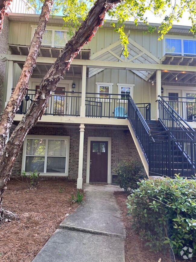 Building Photo - Ground-level, one-story condo in the highl...