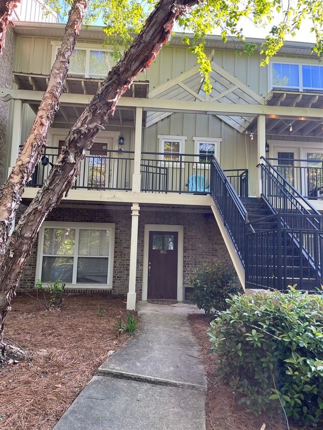 Ground-level, one-story condo in the highl... - Ground-level, one-story condo in the highl...