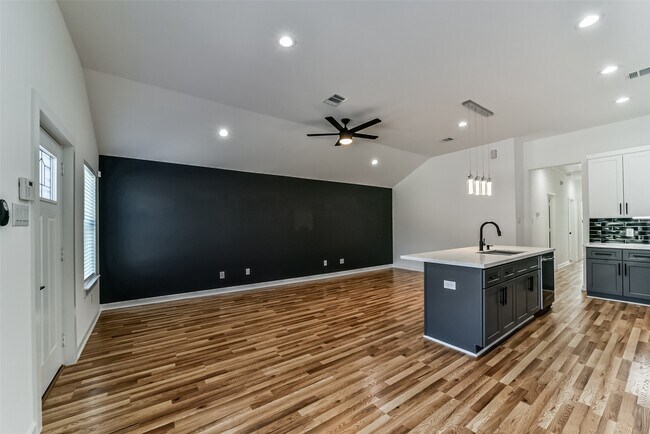 Photo - 5714 Beldart St