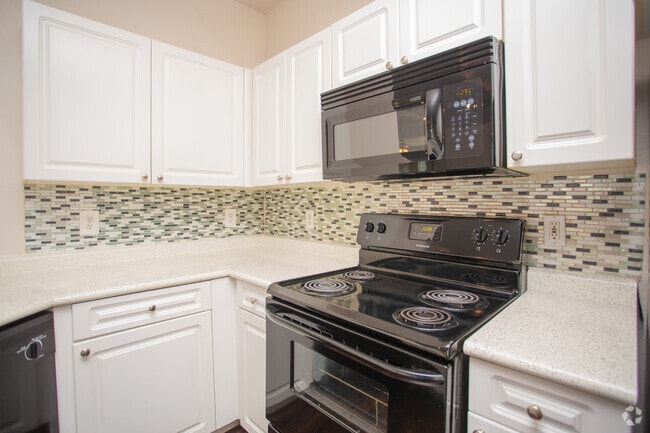 1BR, 1BA - 855SF - Richardson - Halston on Frankford