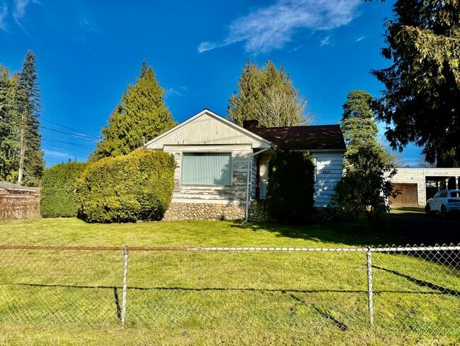 Photo - Spacious 2 bed/ 1 bath Home with Fenced Yard $2400/mo.