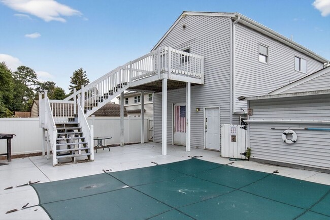 Building Photo - 837 Romney Ln