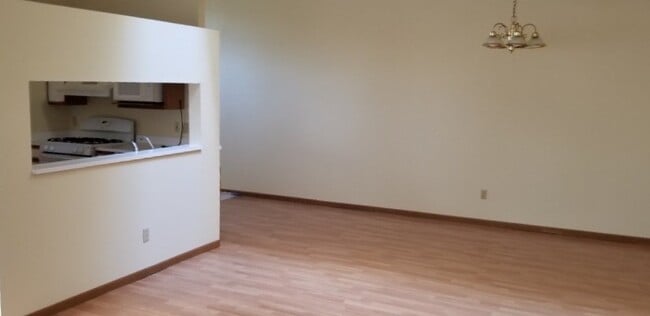 Building Photo - 716 Hilltop Ln