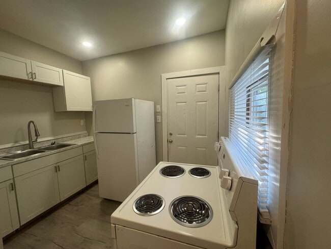 Photo - DEA - 464-466 Dearborn Ave. Unit 466
