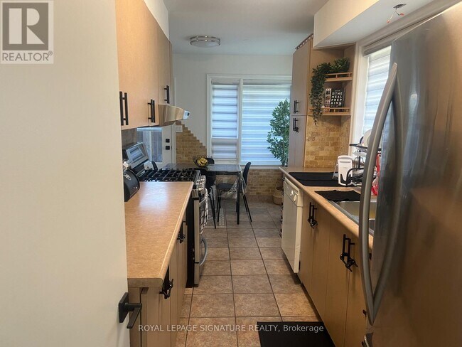 Photo - 1410 Larchview Trail